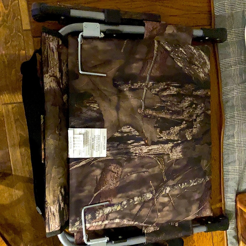 Camo folding stadium seat
